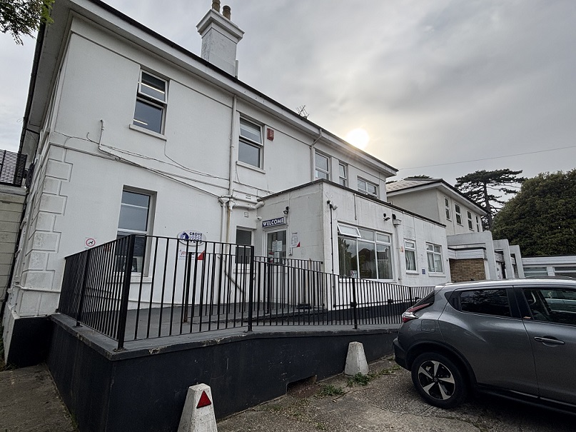 Exterior image of Vets Now Worthing host practice Exterior image of Vets Now Worthing host practice