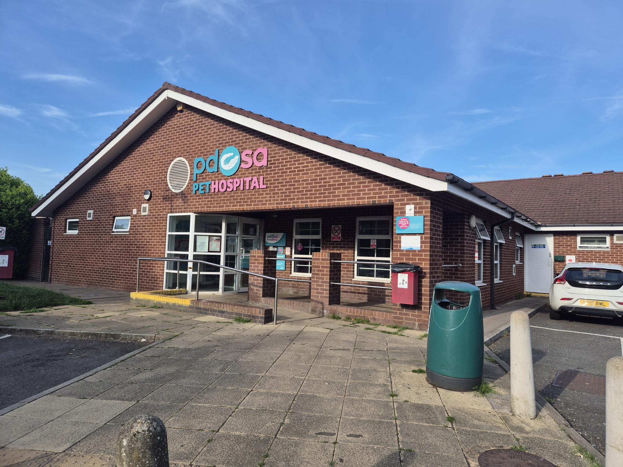 Front view of Vets Now’s Coventry partner clinic building with clear entrance signage