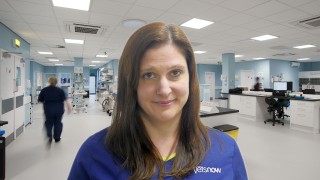 An image of Laura Playforth in a Vets Now clinic for Vets Now article on Mentoring